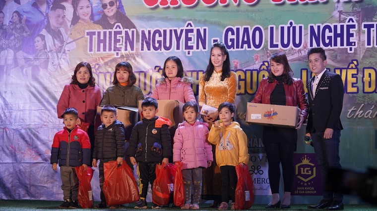 Ca sĩ Mai Trần Lâm tổ chức đêm nhạc từ thiện tại quê nhà Tuyên Quang ảnh 4