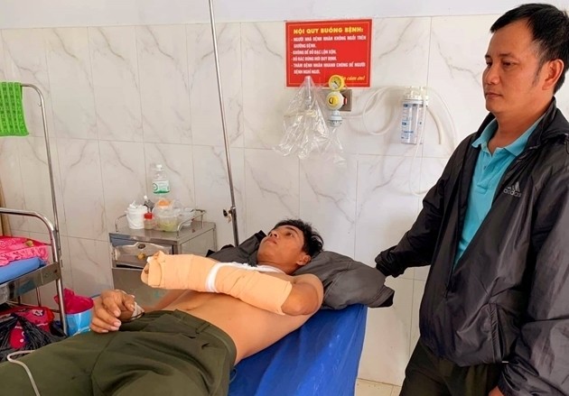 Lâm tặc đánh cán bộ kiểm lâm vỡ đầu ảnh 2