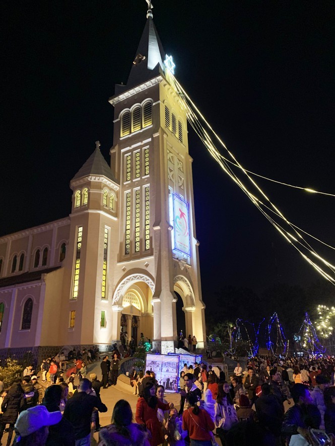 Nhà thờ trăm tuổi ở Đà Lạt ngưng đón khách tham quan ảnh 1