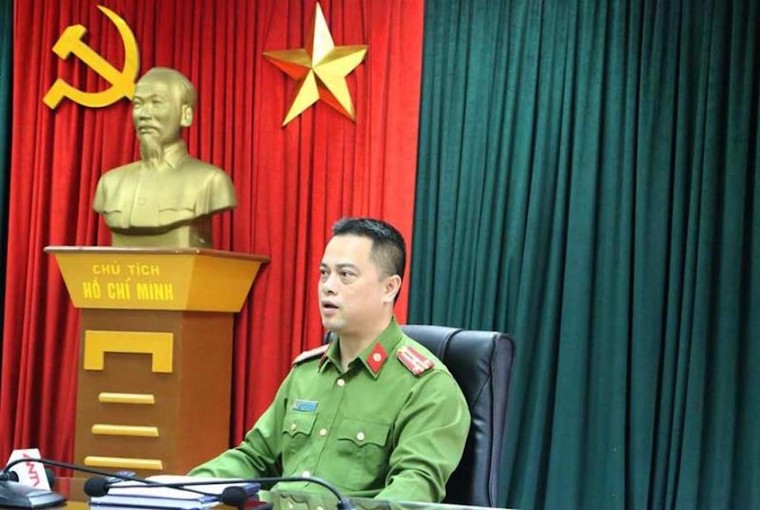 Kẻ đổ 14 thùng phuy chất thải xuống sông Hồng khai gì? ảnh 1