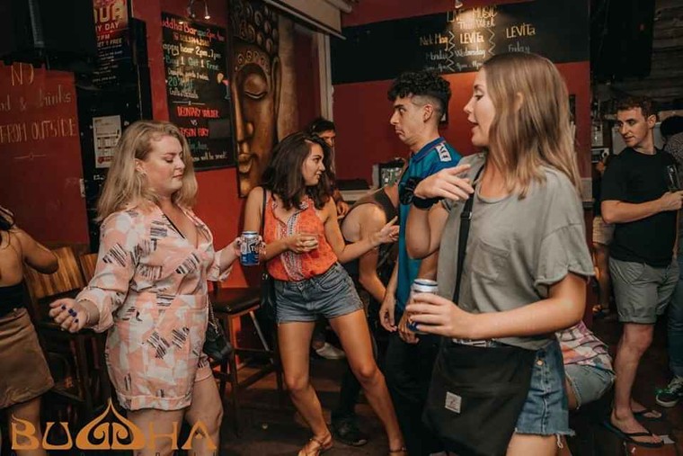 Phẫn nộ với quán bar lấy ảnh Đức Phật để làm hoạ tiết trang trí ảnh 1