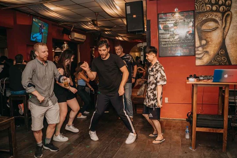 Phẫn nộ với quán bar lấy ảnh Đức Phật để làm hoạ tiết trang trí ảnh 2