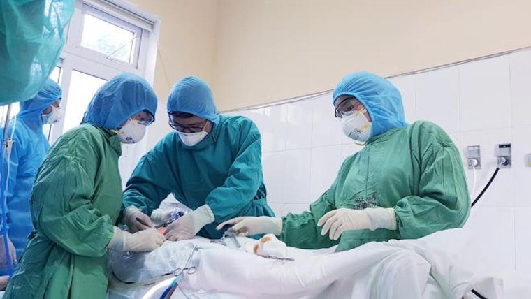 Bé gái 3,5 kg chào đời ngay trong khu cách ly COVID-19 ở Nghệ An ảnh 1