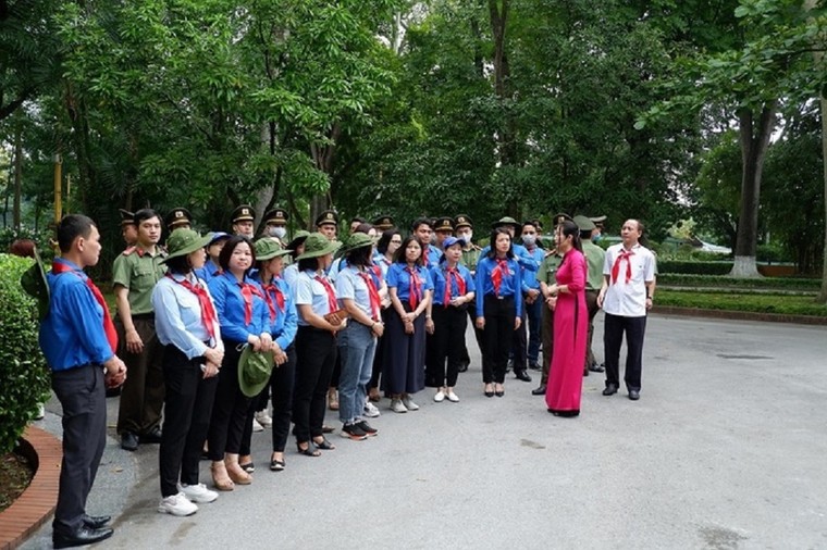 Khu di tích Phủ Chủ tịch đón nhiều du khách tham quan ảnh 1