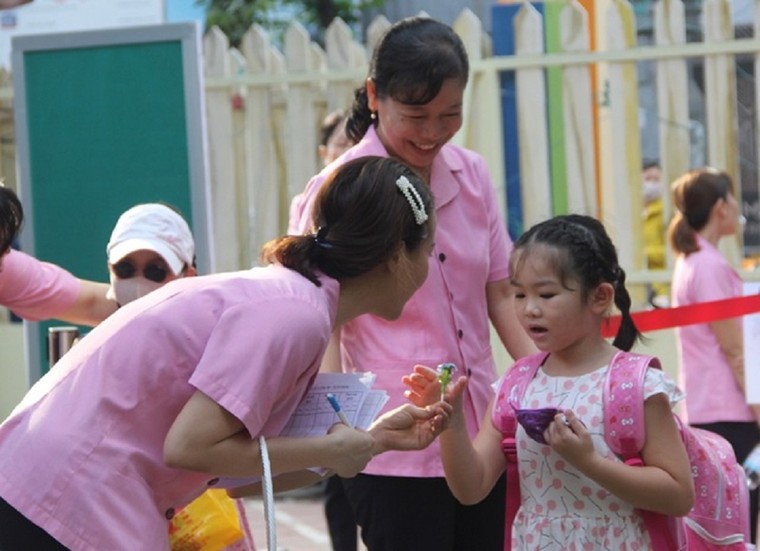 Trẻ mầm non đi học trở lại: Con cười tươi, mẹ... khóc! ảnh 1