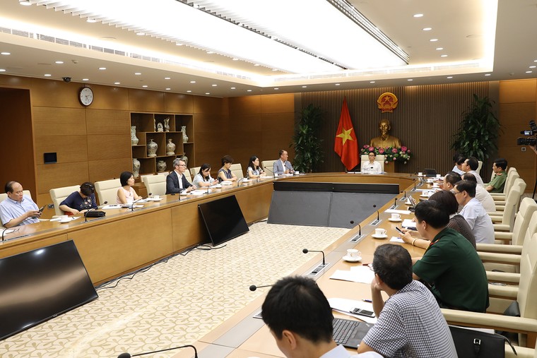 Chuyên gia quốc tế khuyến cáo việc mở cửa trở lại ảnh 1