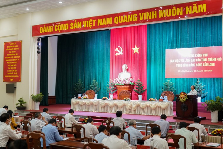 Thủ tướng: Bằng mọi giải pháp để tăng trưởng dương, giải ngân hết vốn đầu tư công ảnh 1