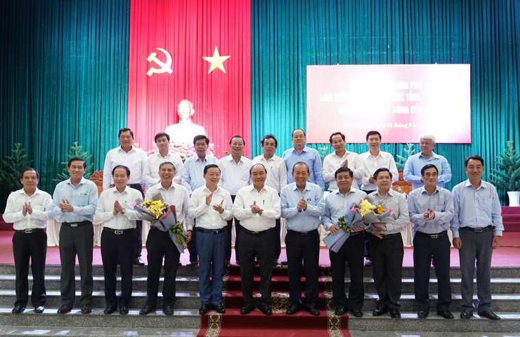 Thủ tướng: Bằng mọi giải pháp để tăng trưởng dương, giải ngân hết vốn đầu tư công ảnh 2