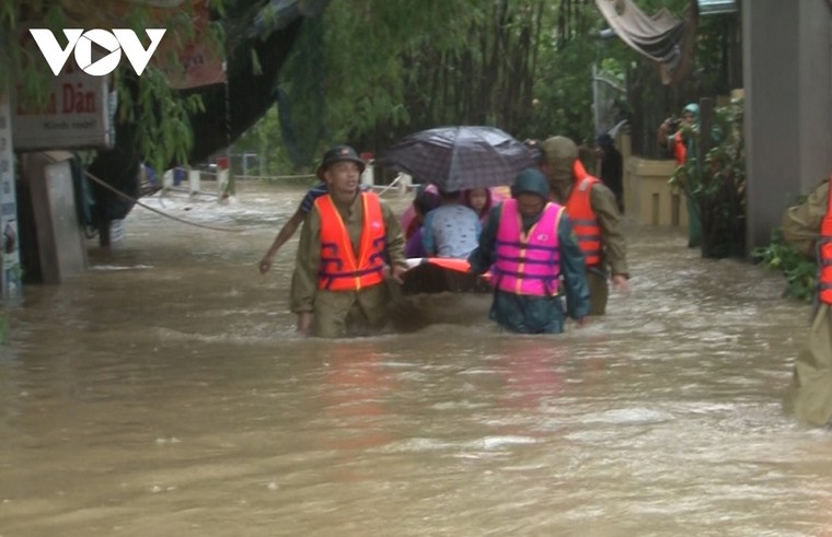Mưa lũ tại Miền Trung - Tây Nguyên làm 8 người chết, gần 20.000 người phải sơ tán ảnh 1
