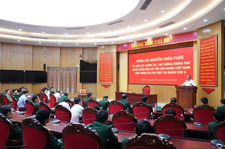 Thủ tướng Nguyễn Xuân Phúc: Đoàn công tác Quân khu 4 dũng cảm hy sinh để cứu dân ảnh 3