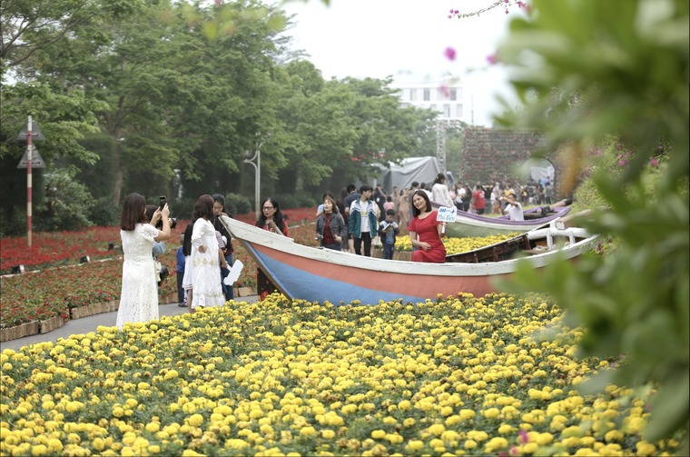 Hàng vạn du khách dự khai mạc lễ hội hoa tại Sầm Sơn ảnh 2