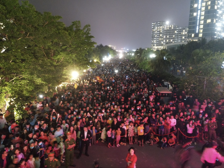 Hàng vạn du khách dự khai mạc lễ hội hoa tại Sầm Sơn ảnh 4