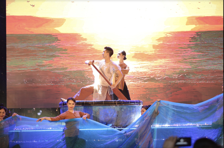 Hàng vạn du khách dự khai mạc lễ hội hoa tại Sầm Sơn ảnh 7