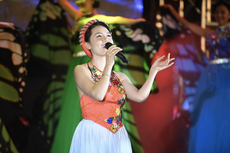 Hàng vạn du khách dự khai mạc lễ hội hoa tại Sầm Sơn ảnh 8