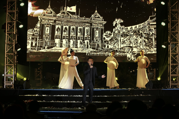 Hàng vạn du khách dự khai mạc lễ hội hoa tại Sầm Sơn ảnh 9