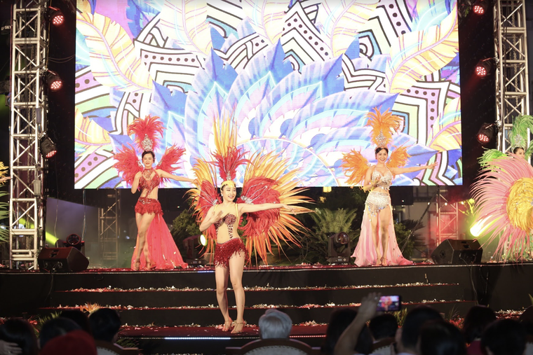 Hàng vạn du khách dự khai mạc lễ hội hoa tại Sầm Sơn ảnh 11