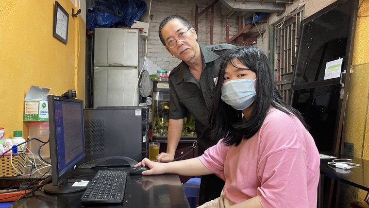 Hưởng ứng ‘Sóng và máy tính cho em’, giáo dục Hoàn Kiếm trao tặng máy tính cho nhiều học sinh ảnh 1