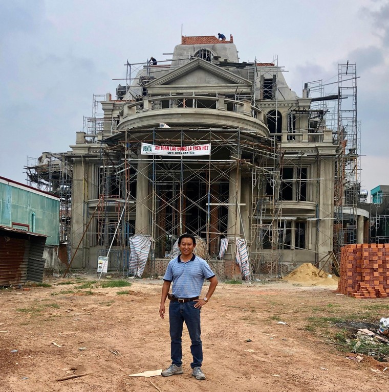 Cận cảnh lâu đài 6.000 m2 của ông chủ phim hình sự 'Bão Ngầm' ảnh 1