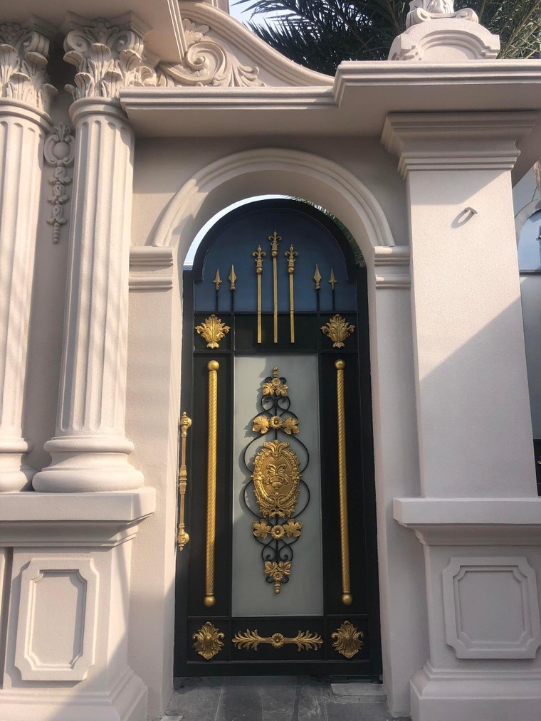 Cận cảnh lâu đài 6.000 m2 của ông chủ phim hình sự 'Bão Ngầm' ảnh 3