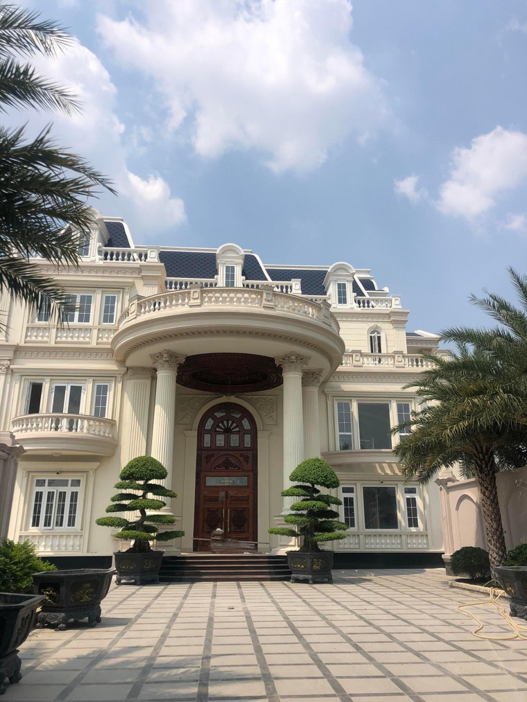 Cận cảnh lâu đài 6.000 m2 của ông chủ phim hình sự 'Bão Ngầm' ảnh 2