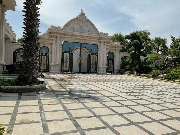 Cận cảnh lâu đài 6.000 m2 của ông chủ phim hình sự 'Bão Ngầm' ảnh 4