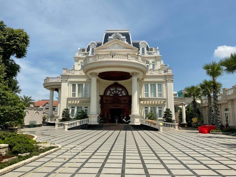 Cận cảnh lâu đài 6.000 m2 của ông chủ phim hình sự 'Bão Ngầm' ảnh 6