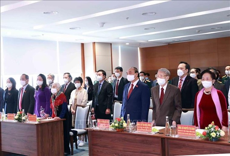 Chủ tịch nước trao Huy hiệu 75 năm tuổi Đảng cho nguyên Phó Chủ tịch nước Nguyễn Thị Bình ảnh 1