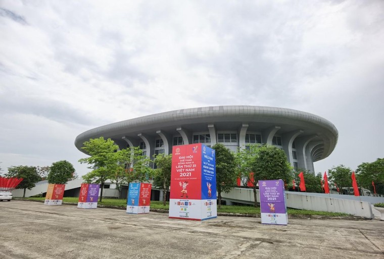 Rợp sắc cờ đỏ tại ngày khai mạc môn Futsal nam SEA Games 31 ở Hà Nam ảnh 6
