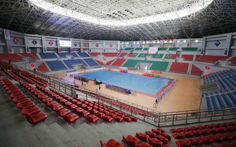 Rợp sắc cờ đỏ tại ngày khai mạc môn Futsal nam SEA Games 31 ở Hà Nam ảnh 7