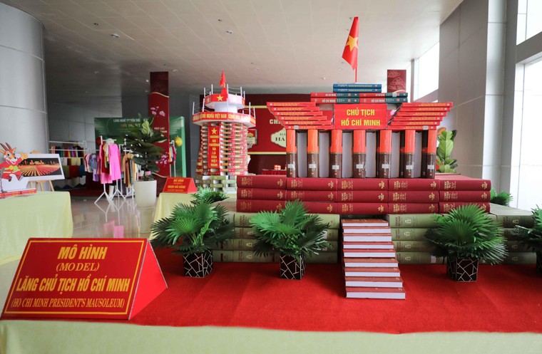 Rợp sắc cờ đỏ tại ngày khai mạc môn Futsal nam SEA Games 31 ở Hà Nam ảnh 8