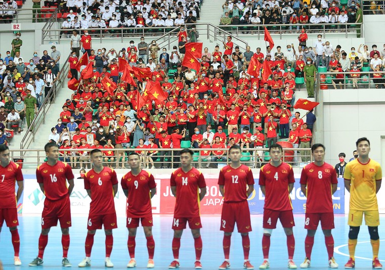 Rợp sắc cờ đỏ tại ngày khai mạc môn Futsal nam SEA Games 31 ở Hà Nam ảnh 3