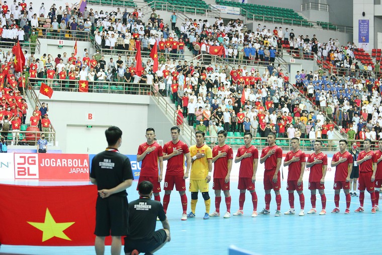Rợp sắc cờ đỏ tại ngày khai mạc môn Futsal nam SEA Games 31 ở Hà Nam ảnh 5