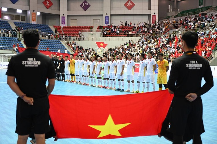 Hình ảnh khán giả phủ kín khán đài sân đấu Futsal Games 31 tại Hà Nam ảnh 1