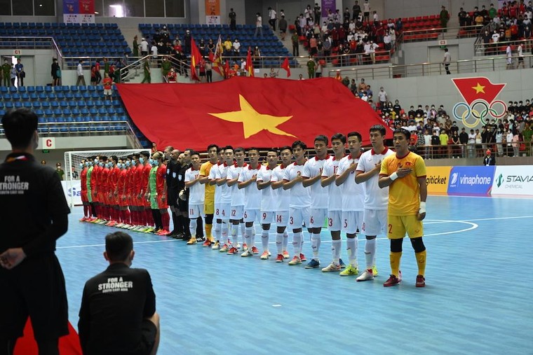 Hình ảnh khán giả phủ kín khán đài sân đấu Futsal Games 31 tại Hà Nam ảnh 3