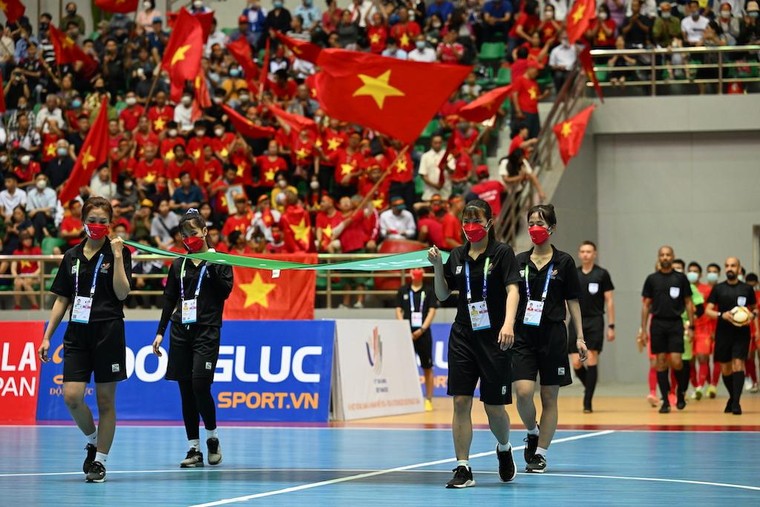 Hình ảnh khán giả phủ kín khán đài sân đấu Futsal Games 31 tại Hà Nam ảnh 5