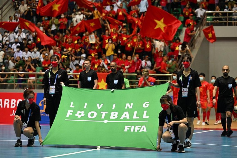 Hình ảnh khán giả phủ kín khán đài sân đấu Futsal Games 31 tại Hà Nam ảnh 6