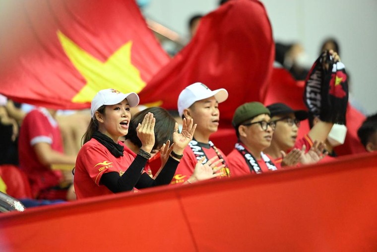 Hình ảnh khán giả phủ kín khán đài sân đấu Futsal Games 31 tại Hà Nam ảnh 10