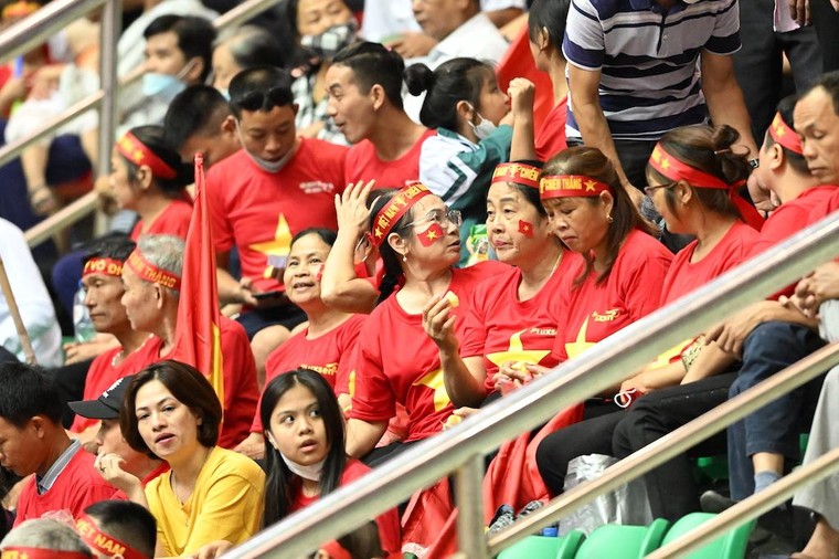 Hình ảnh khán giả phủ kín khán đài sân đấu Futsal Games 31 tại Hà Nam ảnh 11