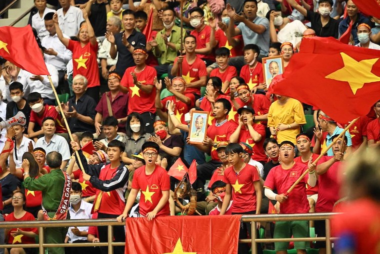 Hình ảnh khán giả phủ kín khán đài sân đấu Futsal Games 31 tại Hà Nam ảnh 12