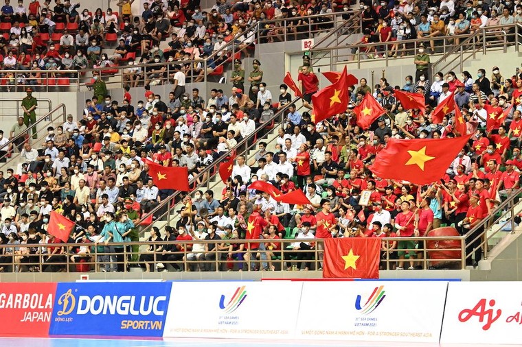 Hình ảnh khán giả phủ kín khán đài sân đấu Futsal Games 31 tại Hà Nam ảnh 13