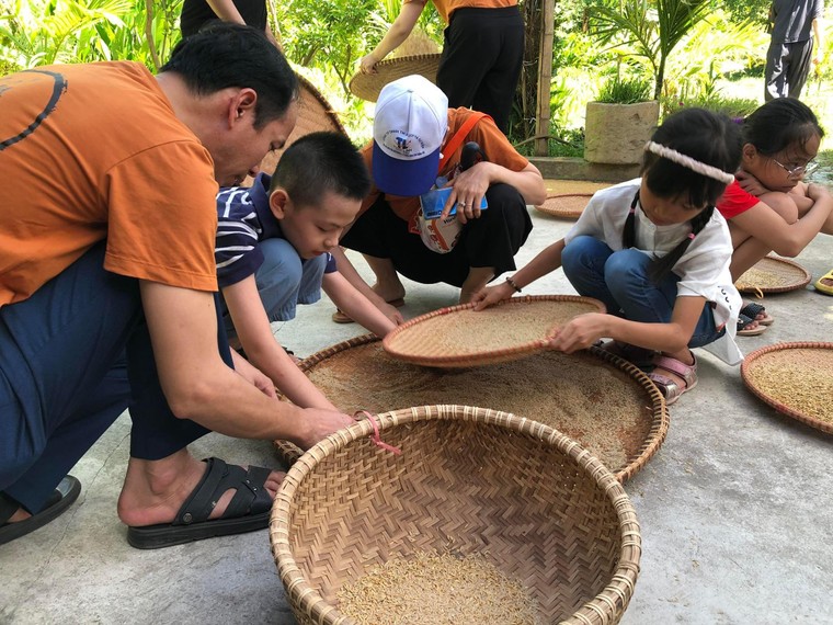 Trẻ em thành phố học xay, giã, giần, sàng ảnh 2