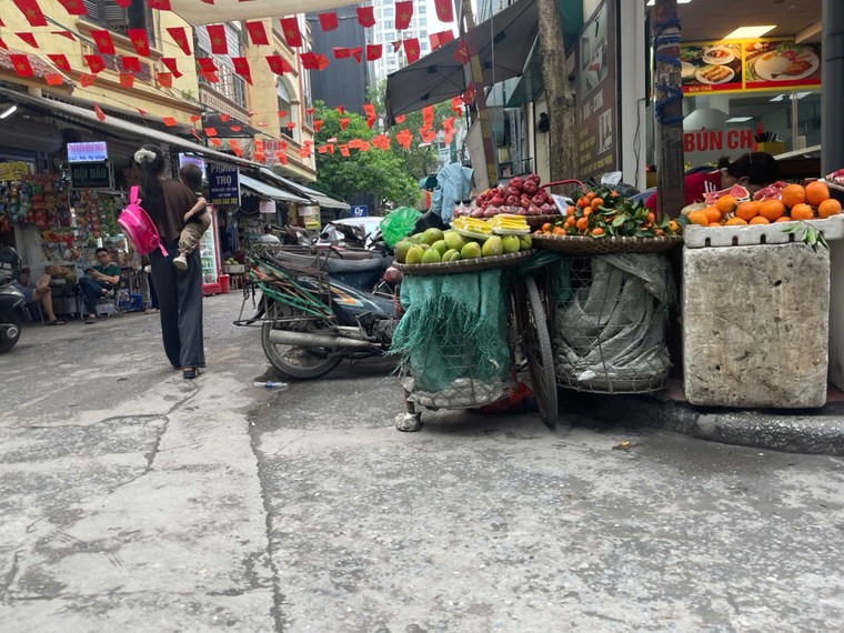 Hà Nội: Tái diễn vi phạm trật tự đô thị tại phường Láng ảnh 2