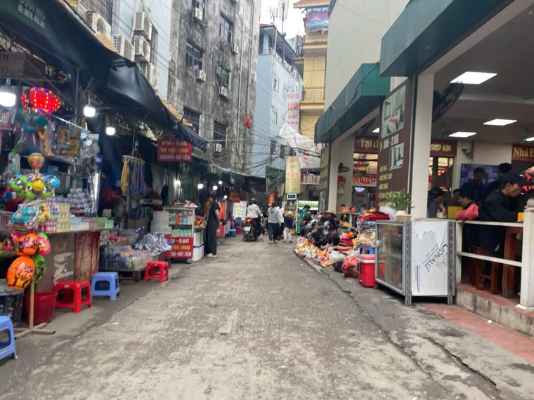 Hà Nội: Tái diễn vi phạm trật tự đô thị tại phường Láng ảnh 1