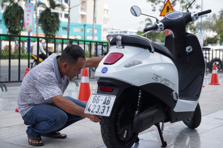 Sự kiện “Đổi xăng lấy điện”: Hàng dài xe chốt đơn chỉ trong buổi sáng, khách đến xem ngày càng đông ảnh 1