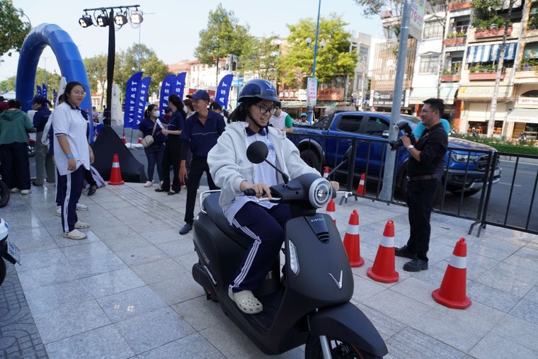 Sự kiện “Đổi xăng lấy điện”: Hàng dài xe chốt đơn chỉ trong buổi sáng, khách đến xem ngày càng đông ảnh 2