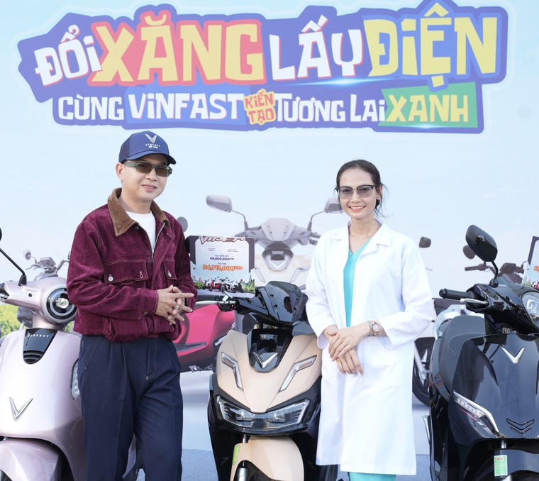 Sự kiện “Đổi xăng lấy điện”: Hàng dài xe chốt đơn chỉ trong buổi sáng, khách đến xem ngày càng đông ảnh 3