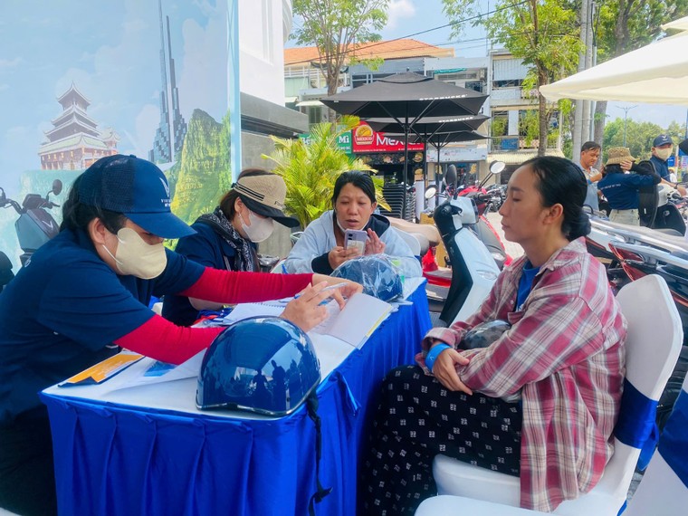 Sự kiện “Đổi xăng lấy điện”: Hàng dài xe chốt đơn chỉ trong buổi sáng, khách đến xem ngày càng đông ảnh 4