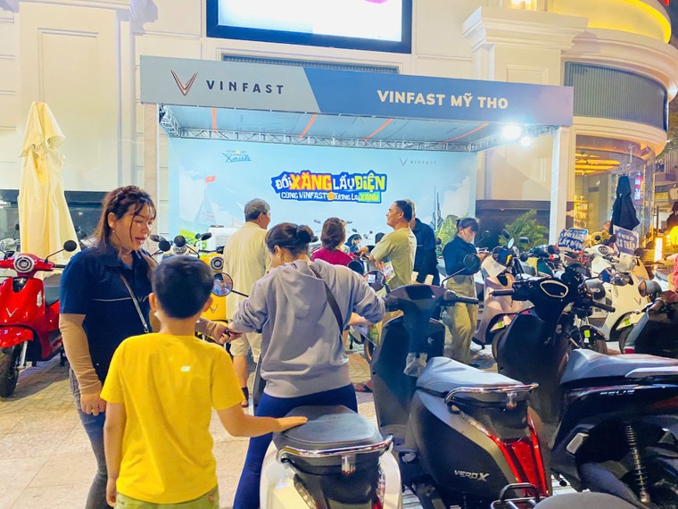 Sự kiện “Đổi xăng lấy điện”: Hàng dài xe chốt đơn chỉ trong buổi sáng, khách đến xem ngày càng đông ảnh 5