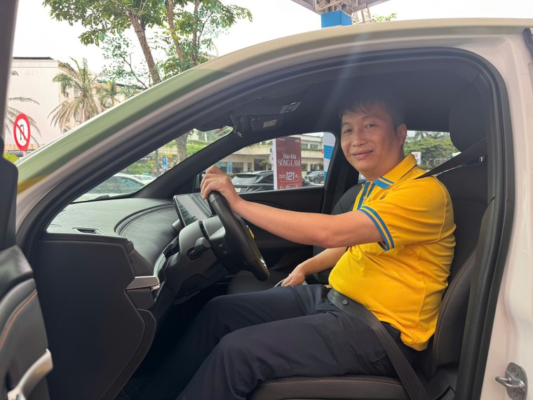 Trải nghiệm VinFast VF 6, người dùng Nghệ An tấm tắc: Xe mạnh, tăng tốc êm, lần đầu cầm lái nhưng rất dễ làm quen ảnh 1