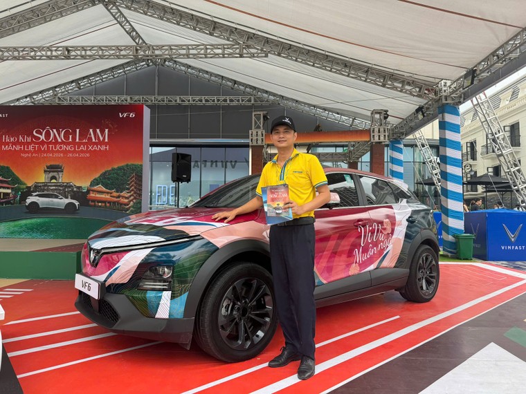 Trải nghiệm VinFast VF 6, người dùng Nghệ An tấm tắc: Xe mạnh, tăng tốc êm, lần đầu cầm lái nhưng rất dễ làm quen ảnh 3